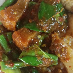 ผัดพริกแกงใต้หมูกรอบ