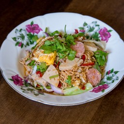 ยำมาม่าไข่ดาว Yum Mama Kai Dao