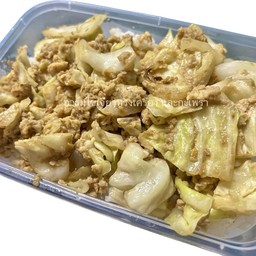 ผัดกะหล่ำปลี ใส่ไข่ ราดข้าว