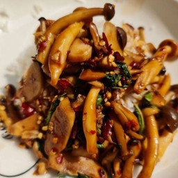 ข้าวกะเพราเห็ด +อะไรก็ได้ที่เราชอบ