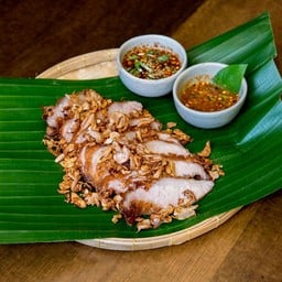 คอหมูทอดกระเทียม  Kor Moo Tod