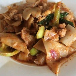ผัดพริกแกงหน่อไม้ดองใส่หมู ราดข้าว
