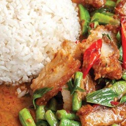 ผัดพริกแกงหมูกรอบ ราดข้าว