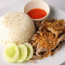 หมูกระเทียม ราดข้าว