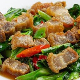ผัดคะน้าหมูกรอบ(กับข้าว)