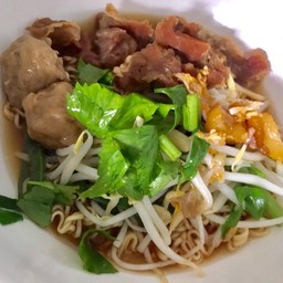 ก๋วยเตี๋ยวเนื้อเเละของทานเล่น