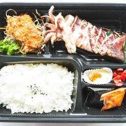 ปลาหมึกย่างซอสเทริยากิ ข้าว ซุป กิมจิ