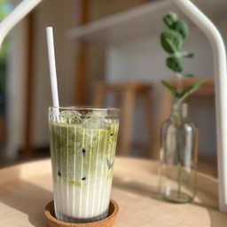 มัทฉะลาเต้เย็น (Iced Matcha Latte)
