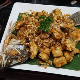 ปลากะพงทอดกระเทียม