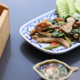 ข้าวกะเพราสันคอหมูย่าง   ( stir fried  basil with pork neck on rice )