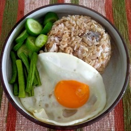 ข้าวคลุกปลารสลาบไข่ดาว