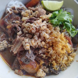เส้นเล็กน้ำเงี้ยวเลือดจุกๆ+หมูสับ