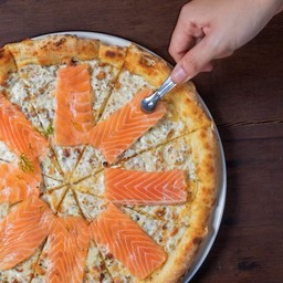 Pizza Salmon Sashimi サーモン刺身 แซลมอนชาชิมิ