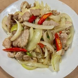 ข้าวผัดหอมใหญ่ใส่พริกยวกหมู