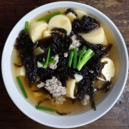 แกงจืดวุ้นเส้น เต้าหู้ สาหร่าย หมูสับ