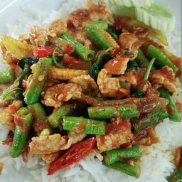 เมนูผัดพริกแกง (อาจใส่ถั่วฝักยาวนิดหน่อย)