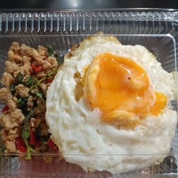 ข้าวกระเพราและแฮมเบอร์เกอร์@ร้านBox Food Halal
