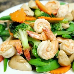 ผัดผักรวมกุ้ง ราดข้าว