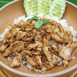 ข้าวไก่กระเทียมพริกไทย