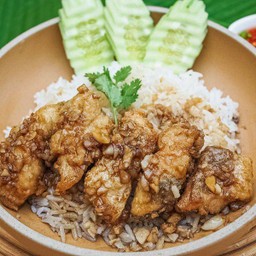 ข้าวปลากะพงกระเทียมพริกไทย