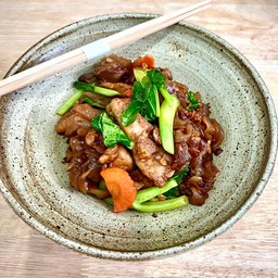 เส้นใหญ่ผัดซีอิ้วหมูนุ่ม