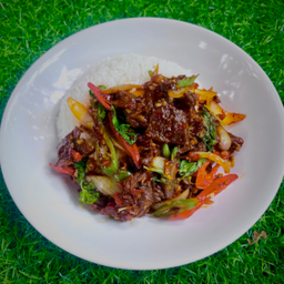 ข้าวผัดน้ำพริกเผาเนื้อโคขุน