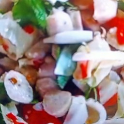 ยำลูกชิ้นหมูใส่กะหล่ำปลี