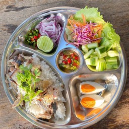 ข้าวคลุกปลาทู   (  fried rice with mackerel )