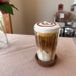 คาราเมลมัคคิอาโต้เย็น (Iced Caramel Macchiato)