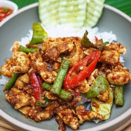 ข้าวผัดพริกแกงไก่