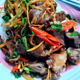 ข้าวเครื่องในไก่ผัดขิง