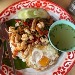 กะเพราทะเลรวม3อย่าง (หอย+หมึก+กุ้ง)+ไข่ดาว