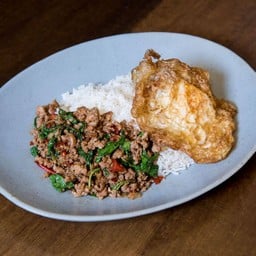 ข้าวราดกะเพราหมูสับ-ไก่สับ ไข่ดาวกรอบ Kao Kaprao Kai Dao
