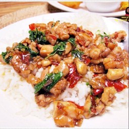 กะเพราหมูชิ้นราดข้าว