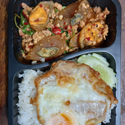 ข้าวราดไข่เยี่ยวม้ากระเพรากรอบ