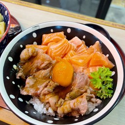 ข้าวหน้าแซลมอนเนื้อวากิวไข่ดอง