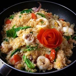 ข้าวผัดปลาหมึกใส่คะน้า