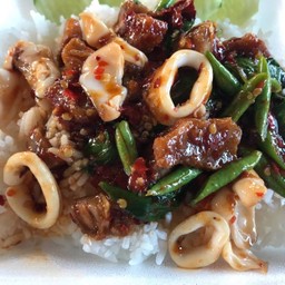 กะเพราปลาหมึก+หมูกรอบ