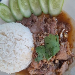 หมูกระเทียมราดข้าว