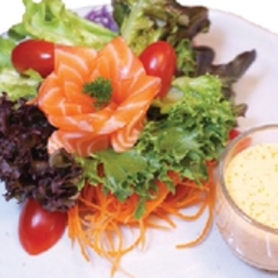 สลัดแซลมอนสด