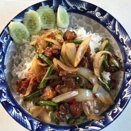 ผัดหัวหอมหมูกรอบ