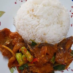 ผัดพริกแกงปลาดุกราดข้าว