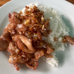 ข้าวราดทอดกระเทียม