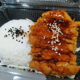 ข้าวไก่กรอบ ซอสฮอต&สไปซี่