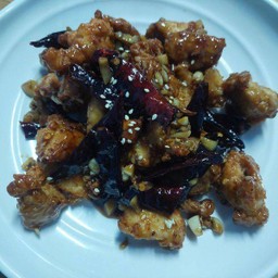 (มานึลทักกังจอง)ไก่ป๊อบคลุกซอสกระเทียมพริกแห้ง 마늘 닭강정Chicken deep fried with garlic and dried chili