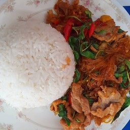 กระเพราหมูชิ้นใส่วุ้นเส้นราดข้าว