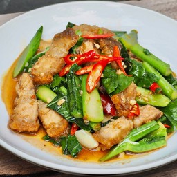 หมูกรอบผัดยอดคะน้าฮ่องกง