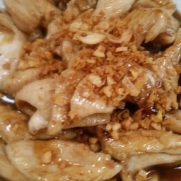 อกไก่ผัดกระเทียม ราดข้าว