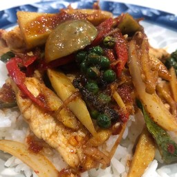ผัดเผ็ดราดข้าว