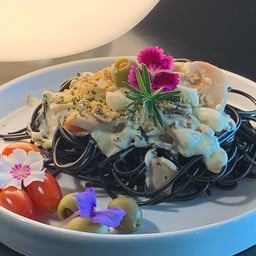 สปาเก็ตตี้เส้นหมึกดำคาโบนาร่าแฮม ครีมซอสสูตรอร่อย เข้มข้น ที่สุด